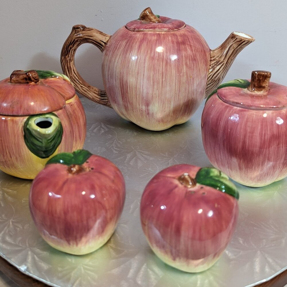 For the Apple Enthusiast!!! Vintage Giftcraft Apple Tea Set